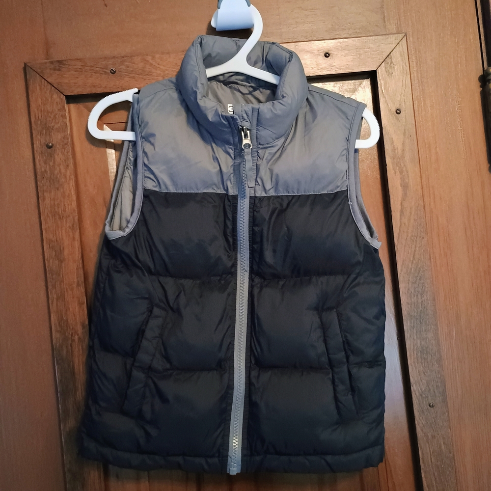 32 Degrees Kids Two-Tone Puffer Vest in Navy and Light Gray